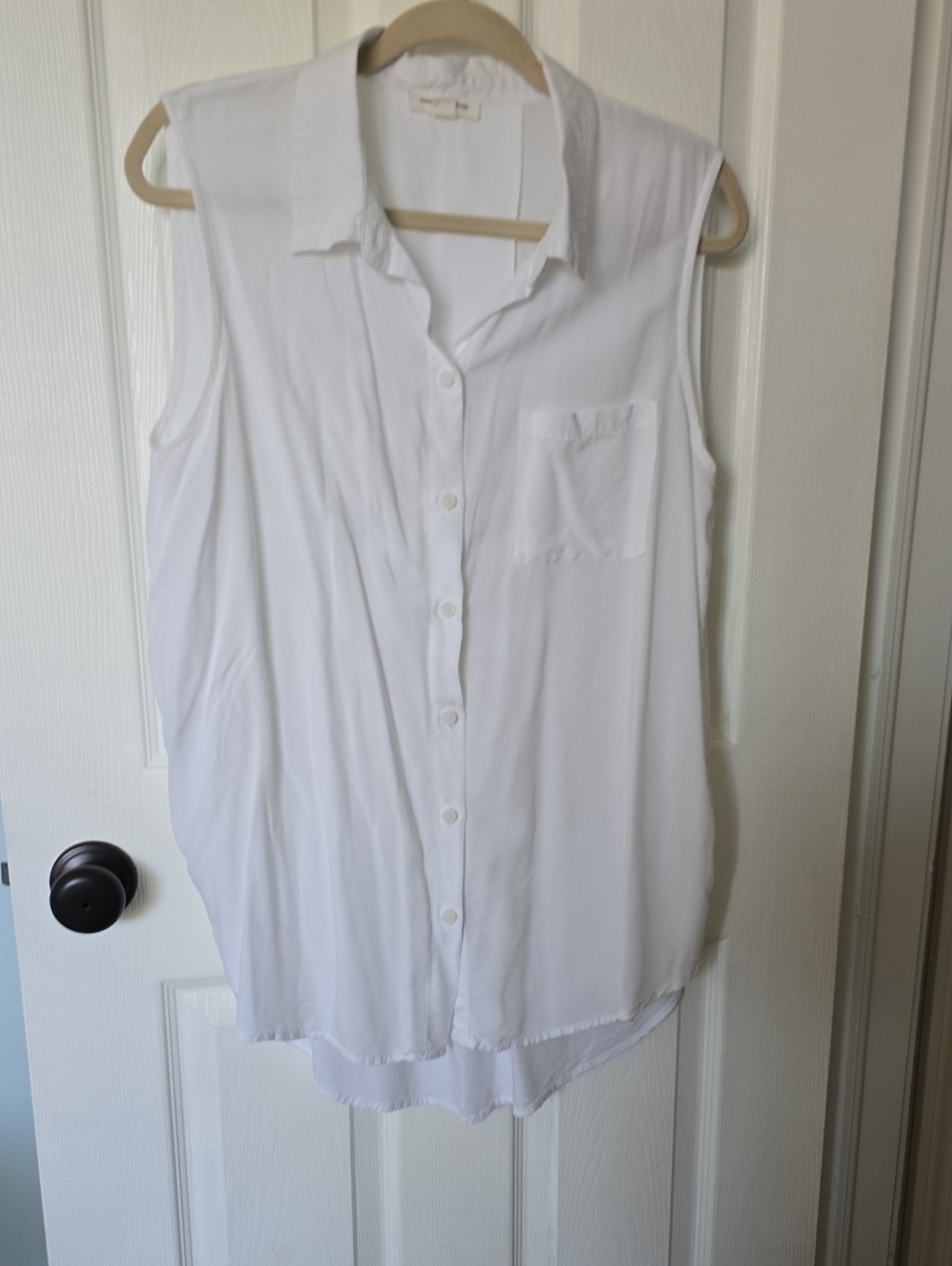 beachlunchlounge White Sleeveless Button-Down Blouse